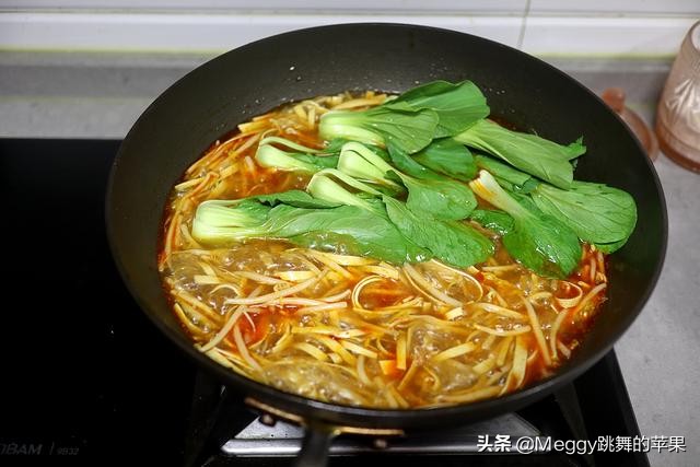 三伏天做水煮肉,一个小妙招,让你手工切出薄如蝉翼的完整肉片