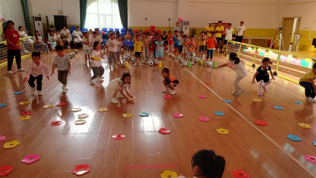 幼儿足球集中教学培训,如何在幼儿园开展幼儿足球课程