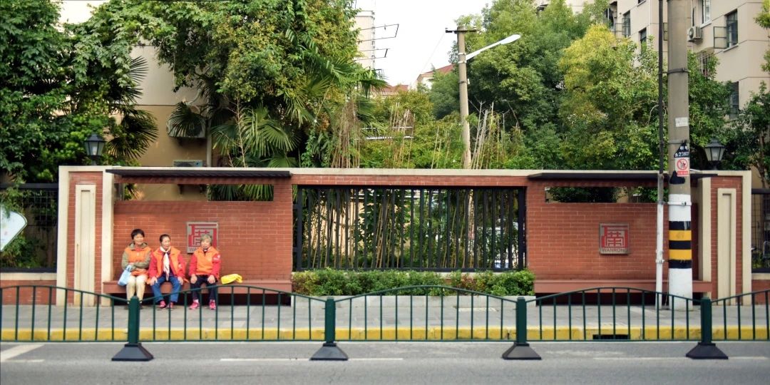 变美、变慢、变温柔,彭浦镇25条街集体宜人化是怎么做到的