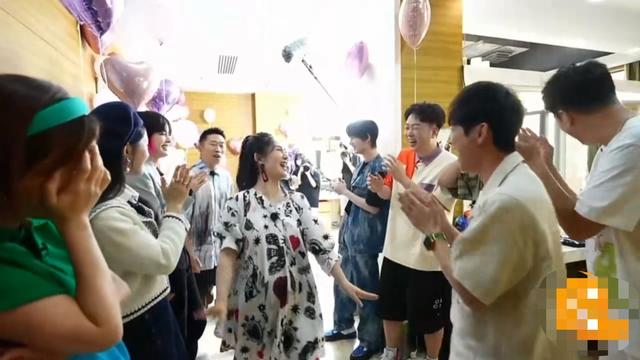 张杰谢娜同框只能看见侧脸,张杰谢娜一家四口的第一次同台