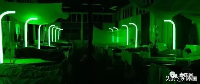 被士兵“上身”的年轻女巫，为何要去舔舐老女人伤痕累累的大腿？