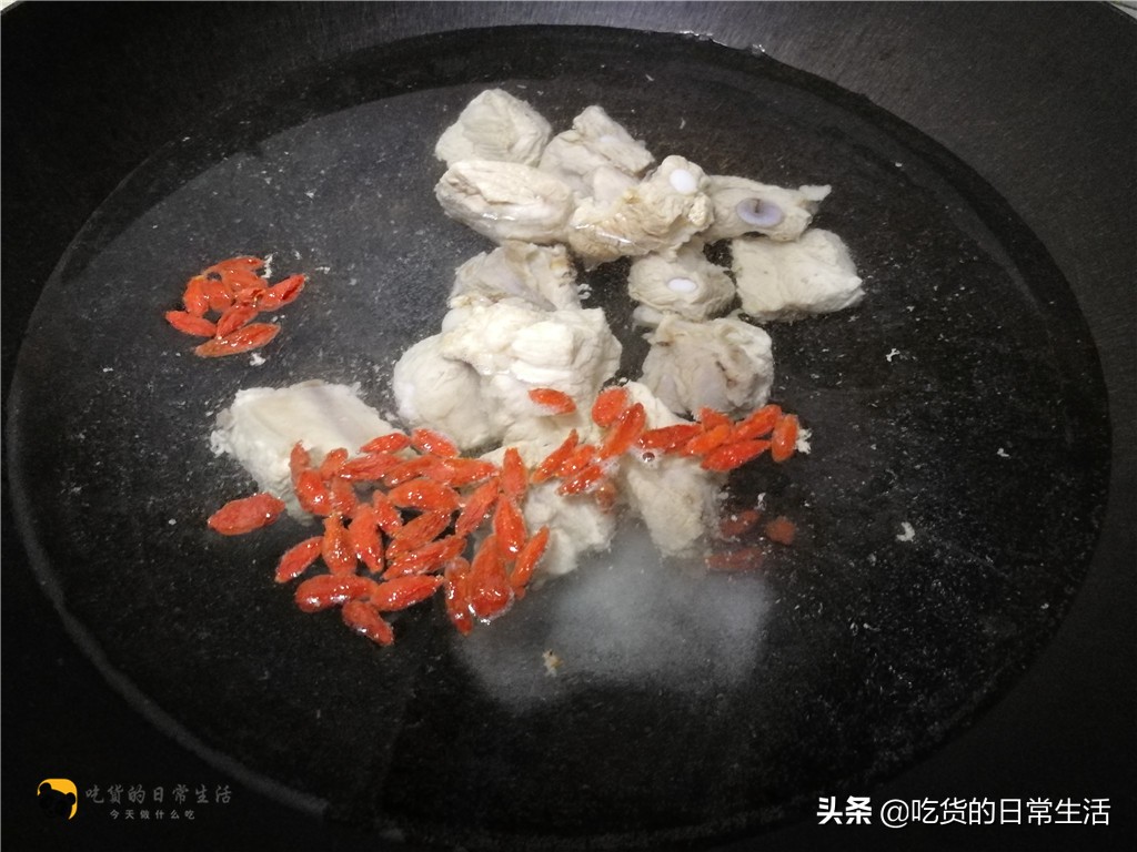 排骨一焯水发绿咋回事,排骨一煮就飘起来