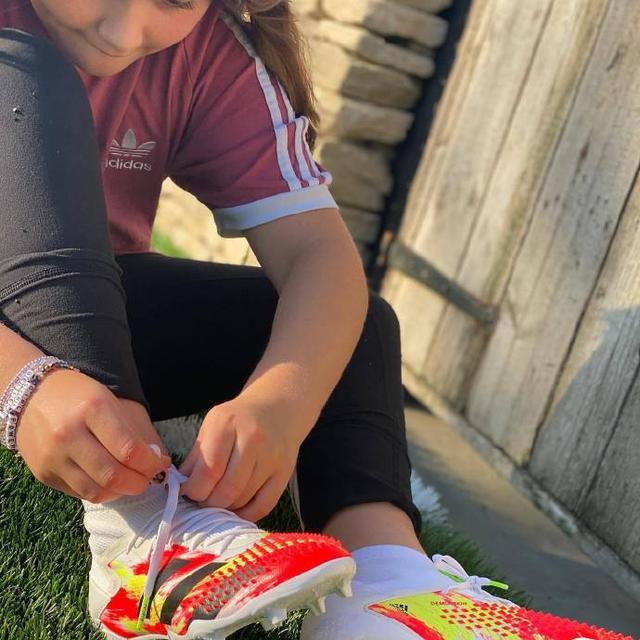 贝小七踢足球架势十足,贝家小七系鞋带图片