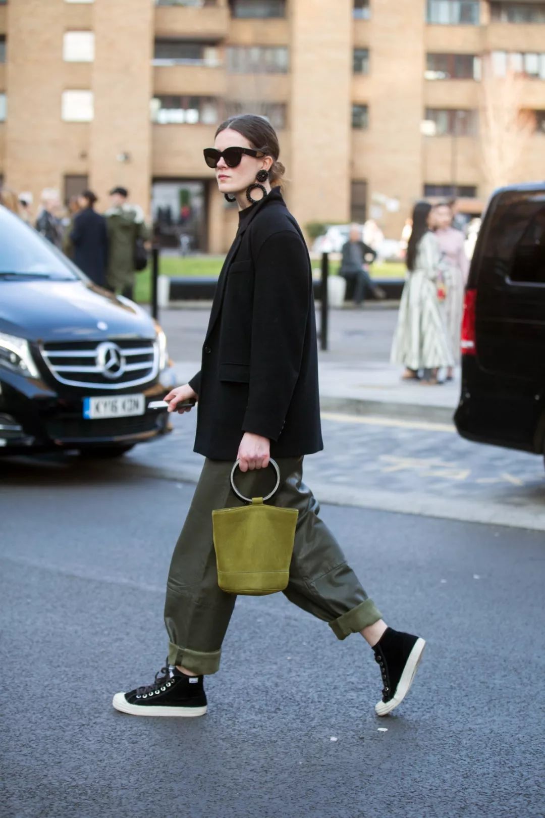 会背奢侈品包包,会背水桶包的人