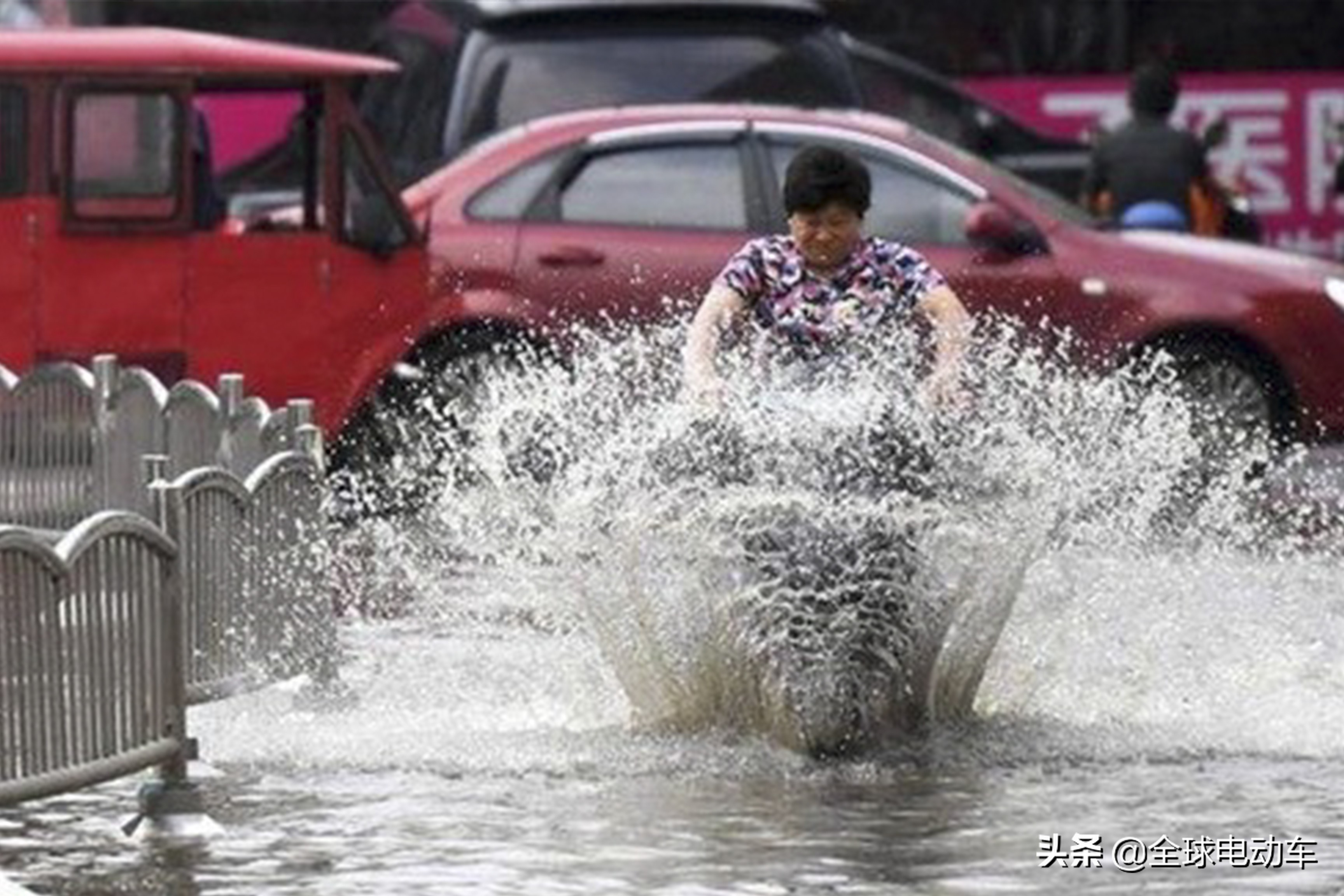 电动车淋雨了可以推走吗,电动车淋雨了还能弄雨披吗