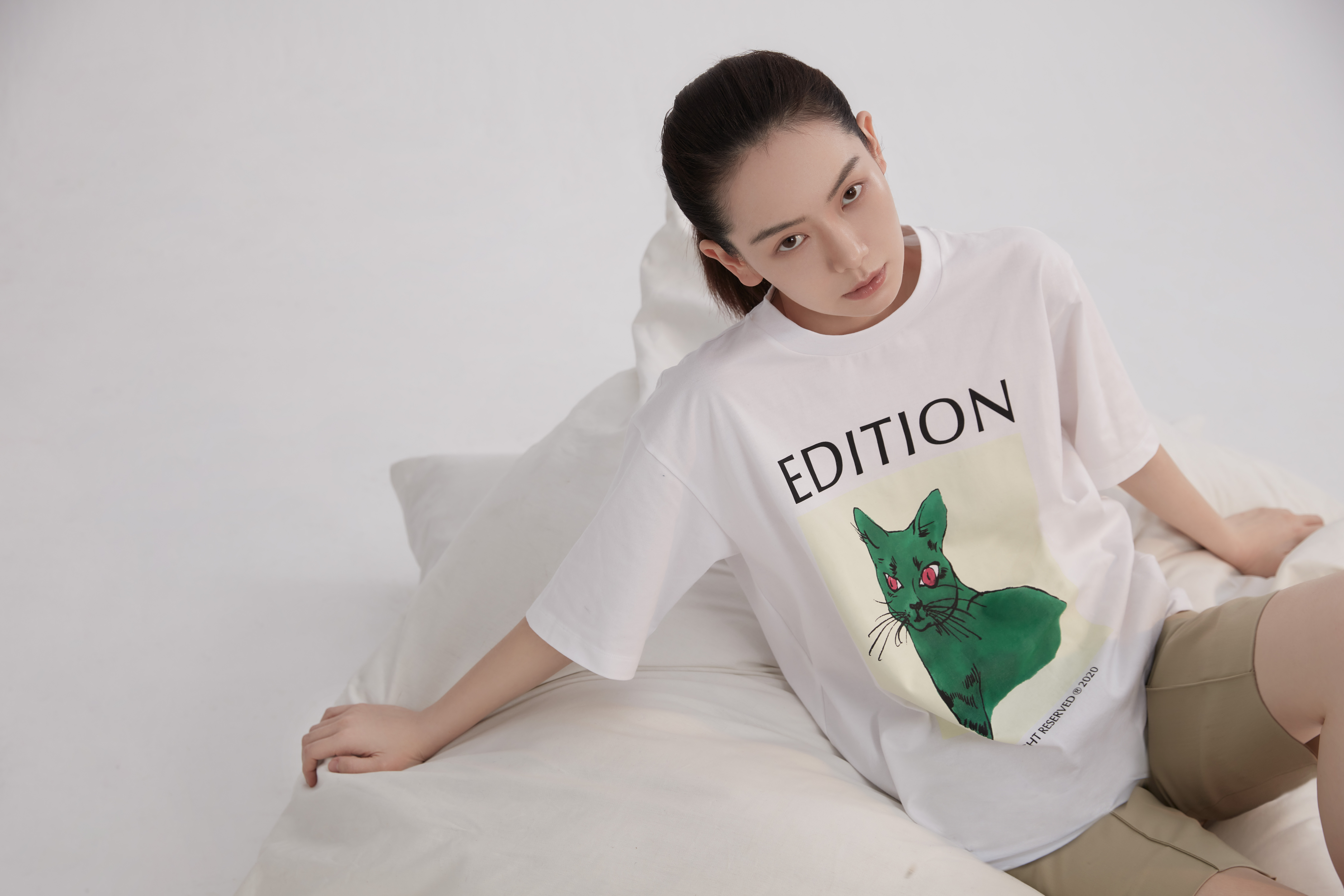 戚薇真敢把自己秀出来，穿大裤衩配西装，不看身材还以为是男的