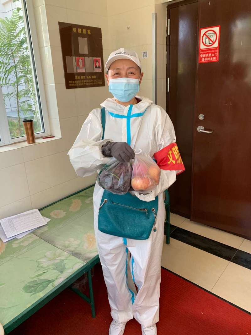 乌鲁木齐“仓盛社区送”爱心水果，情系抗疫一线社区志愿者