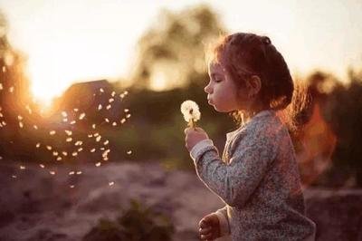 女生长得不好看自卑怎么安慰,女孩觉得自己不好看自卑怎么哄