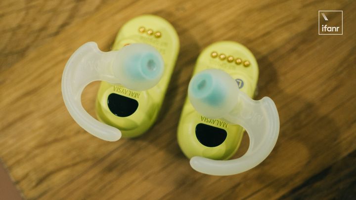 索尼wf-sp800n评测,索尼wf-sp900耳机佩戴