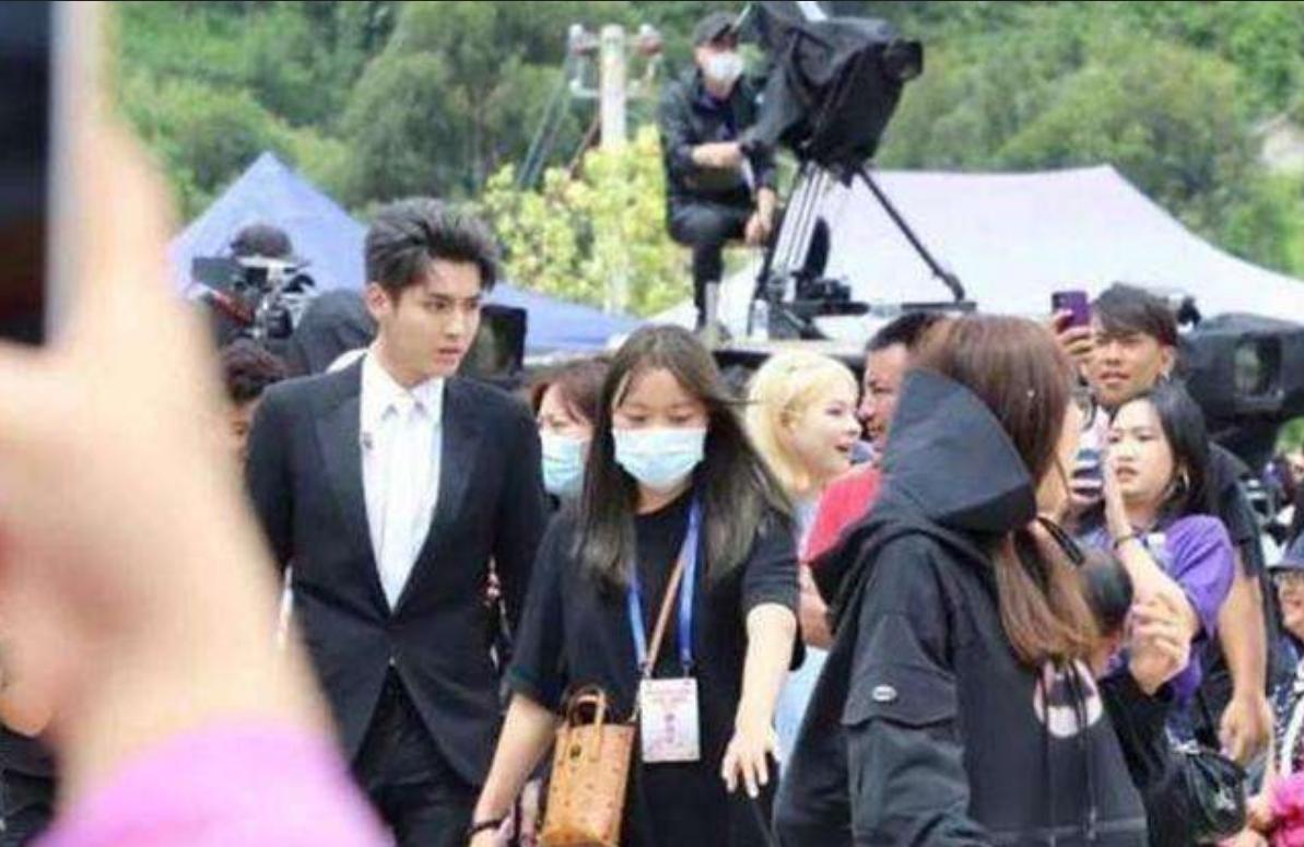 邓超鹿晗驱赶路人,邓超上台差点被保安赶下来