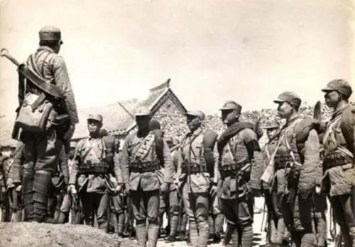 日军帽子上为什么会有一层网,日军帽子为什么有两个帘