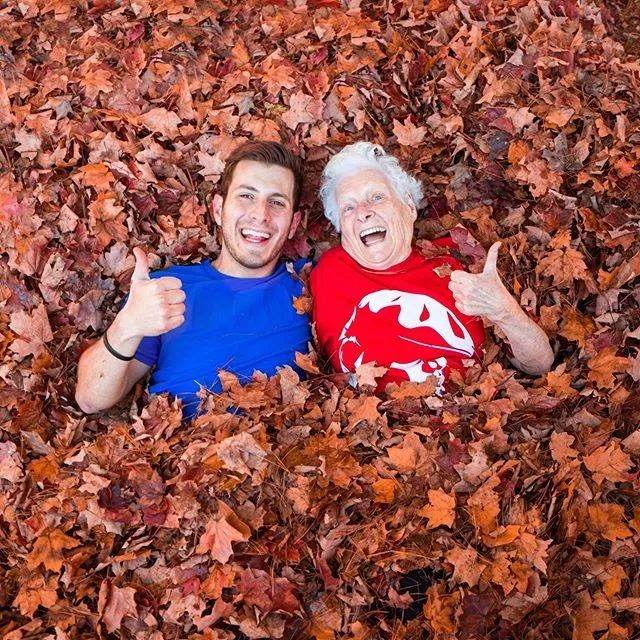 93岁奶奶恶搞27岁孙子，一夜爆红！1300万网友围观：奶奶太坑了