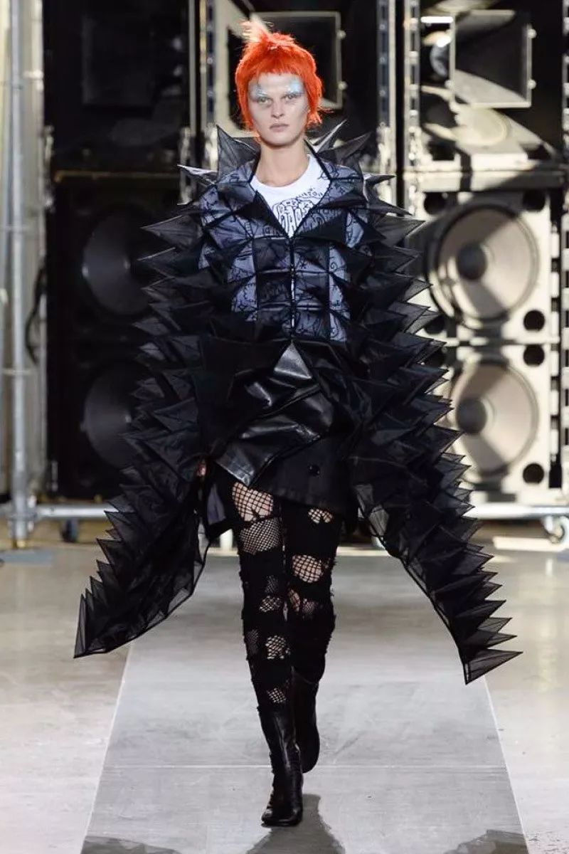 因为做家庭主妇太无聊，于是她创立了Sacai……