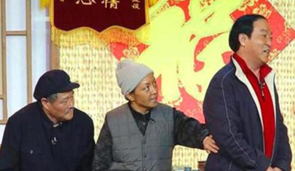 冯巩搭档牛群:被质疑贪污,64岁节目中晕倒,这些年他有多惨?