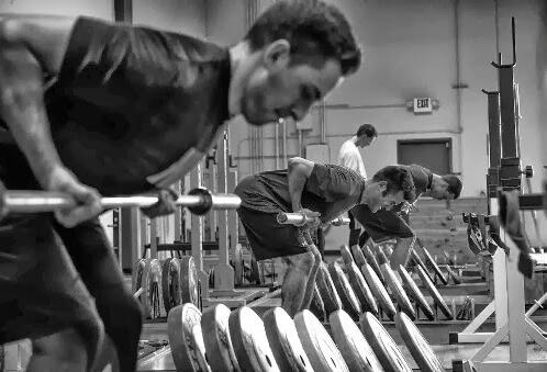 杠铃划船感觉不到背发力,划船练背没感觉怎么办