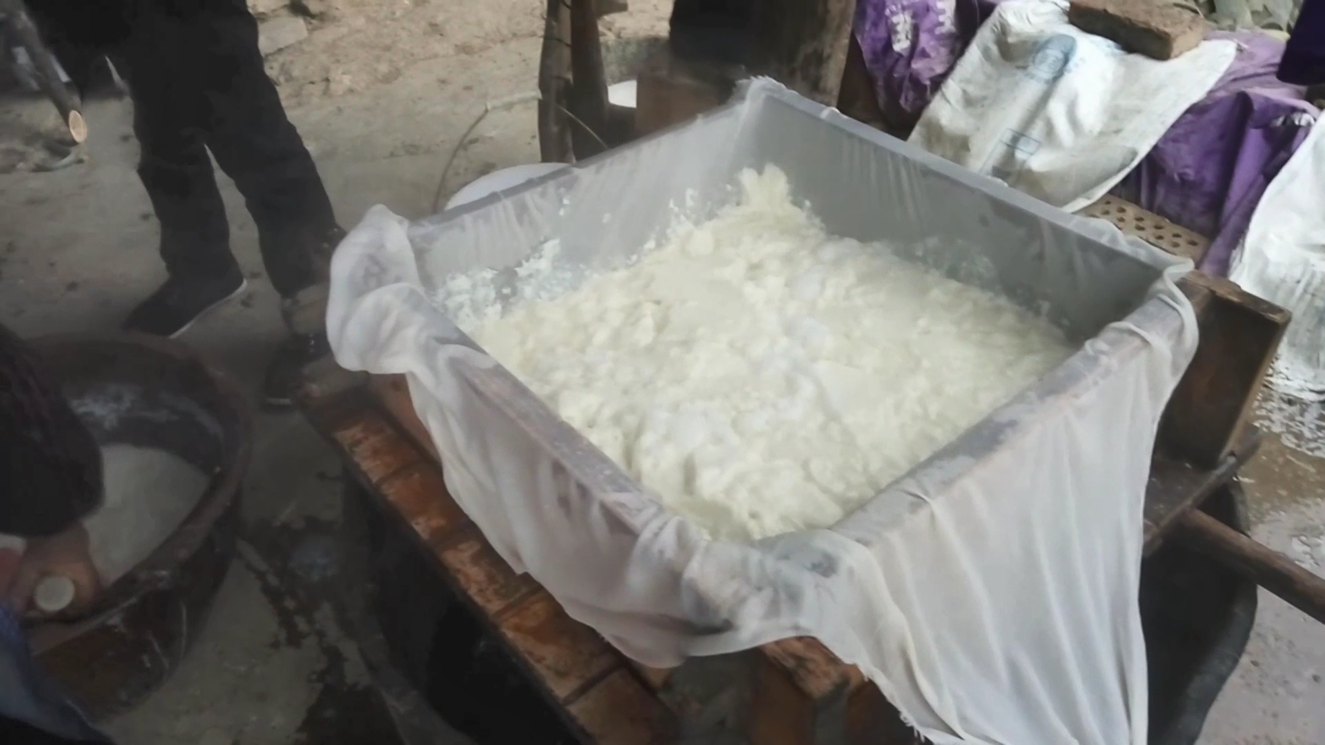 湖南农村,传统古法用石磨打豆腐的全过程,从黄豆到白白的豆腐