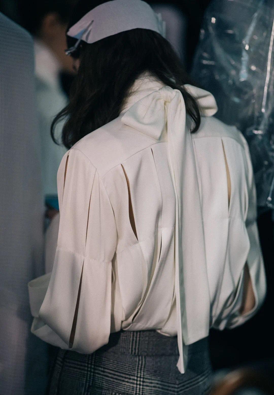 T恤穿腻了？想要时髦又遮肉，春夏白衬衫应该这么洗和这样穿