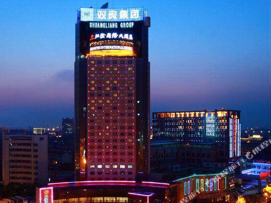 包吃包住有底薪有五险一金,江阴有什么好厂交五险一金