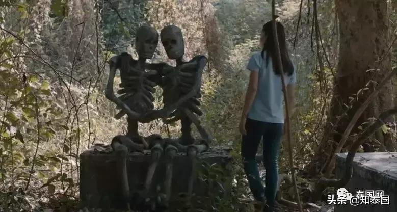 被士兵“上身”的年轻女巫，为何要去舔舐老女人伤痕累累的大腿？