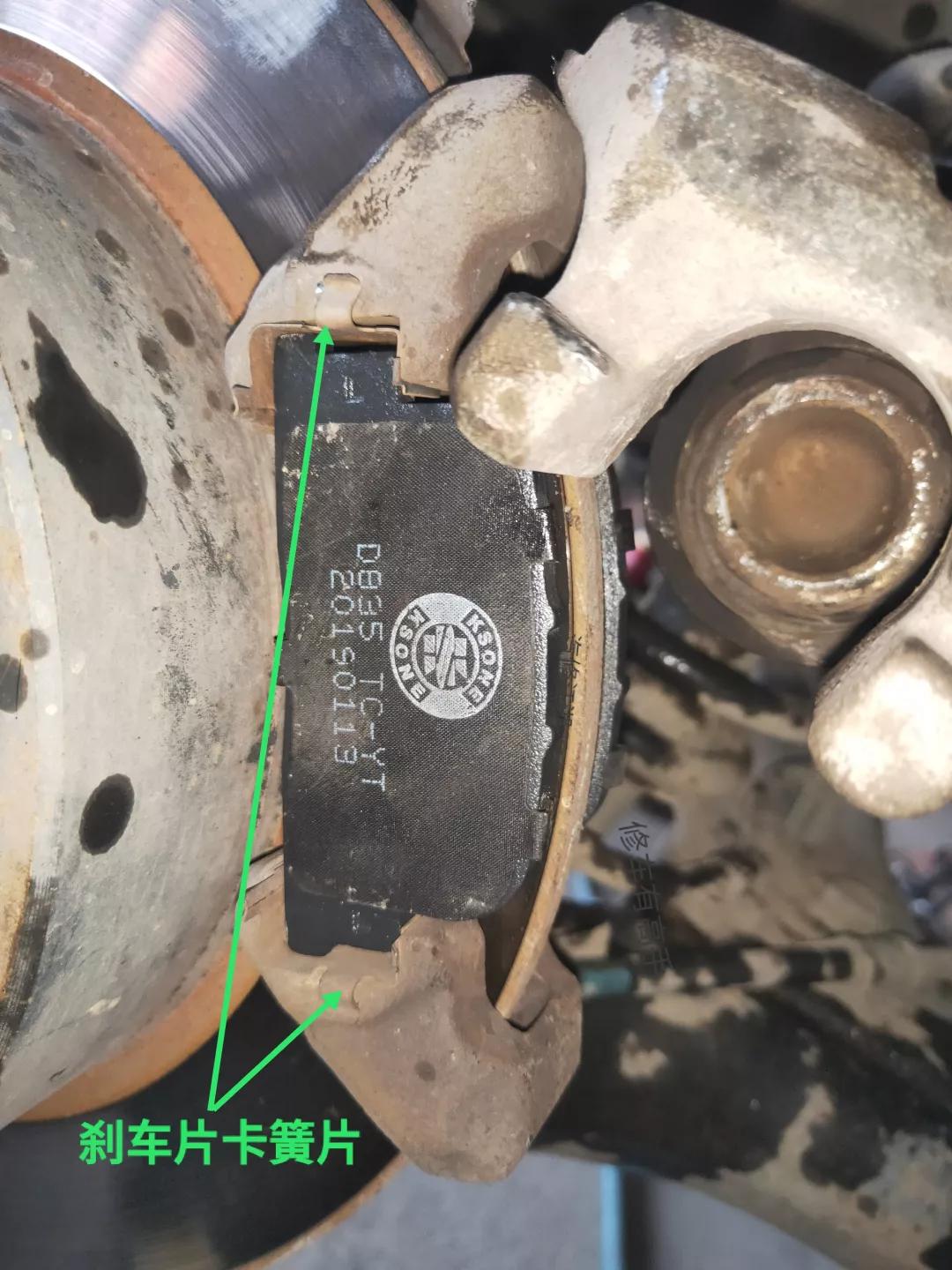 比亚迪f3更换后轮毂刹车片方法,2013丰田花冠后刹车片怎么拆