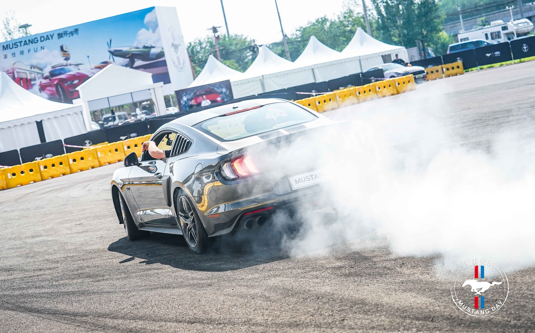 开mustang漂移,烧胎起步漂移的视频