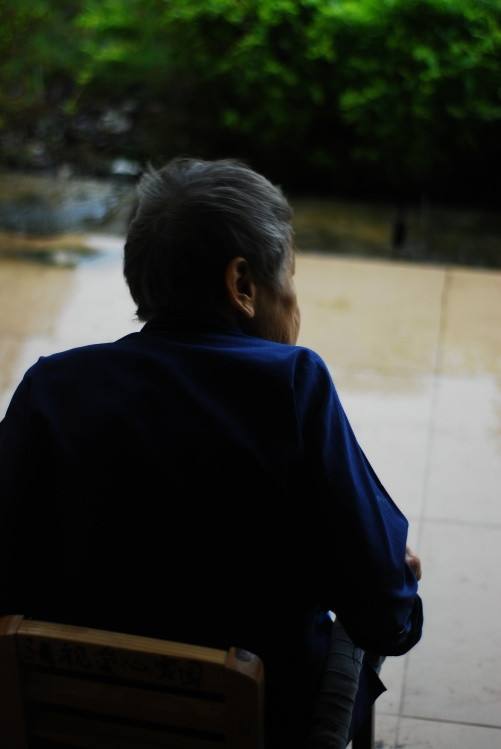 对门老人去世了我要去吗,家对面的老太太去世了