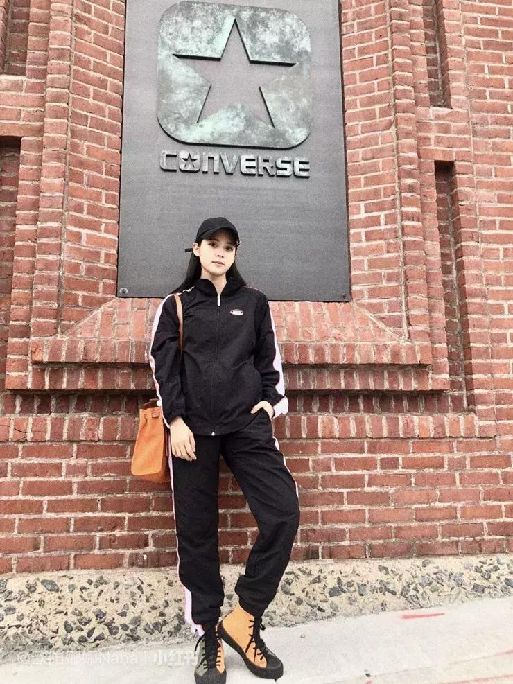 欧阳娜娜穿着匡威的经典款出镜,欧阳娜娜有所有的匡威