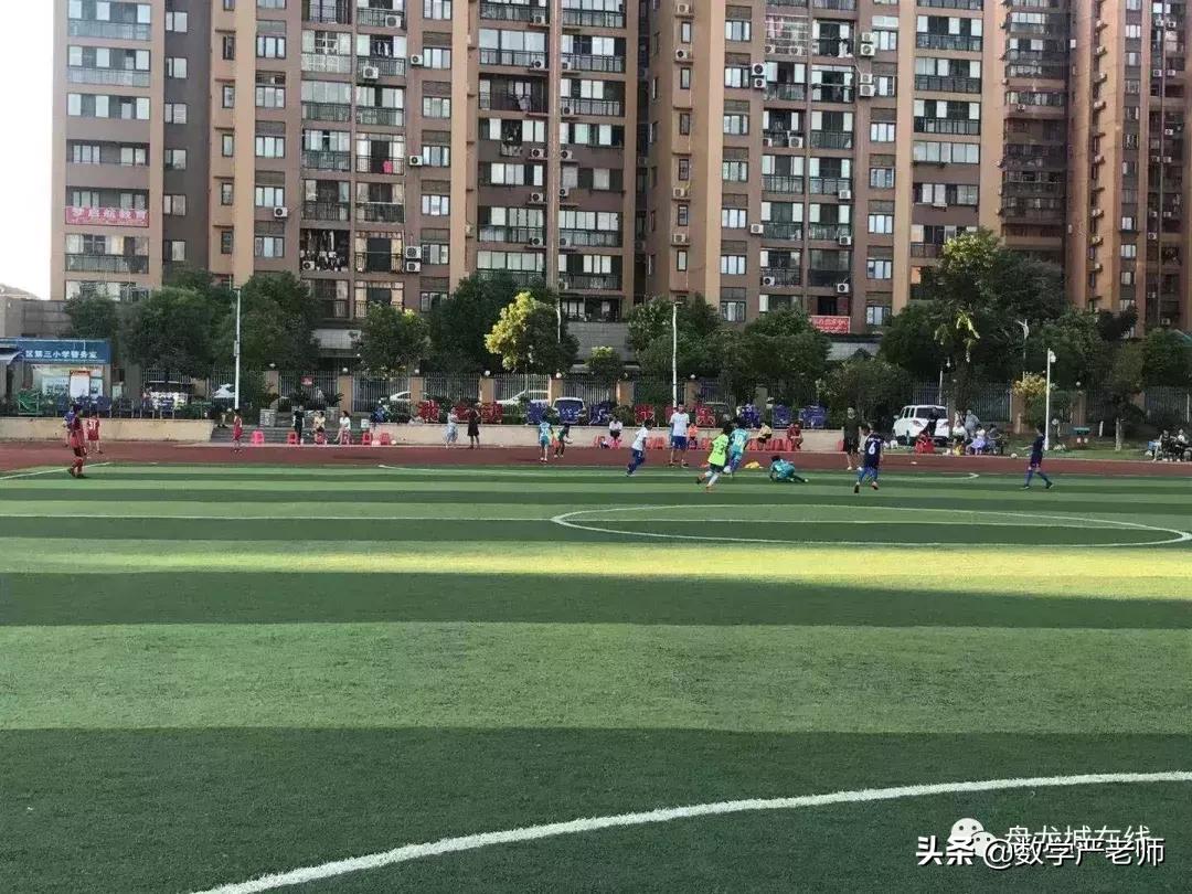 “热”情“五”射，为球而“狂”盘龙三小校园足球友谊赛开“踢”