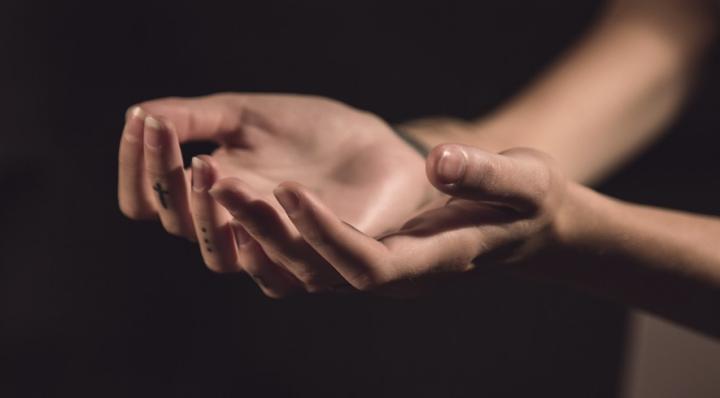 高血糖引起手臂疼痛是啥病,左手大拇指和食指发麻和高血糖