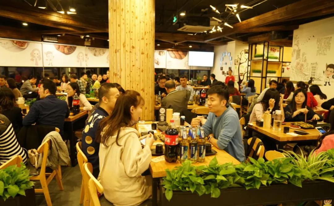 左手手术刀,右手烧烤架!医学博士“搅动”串圈