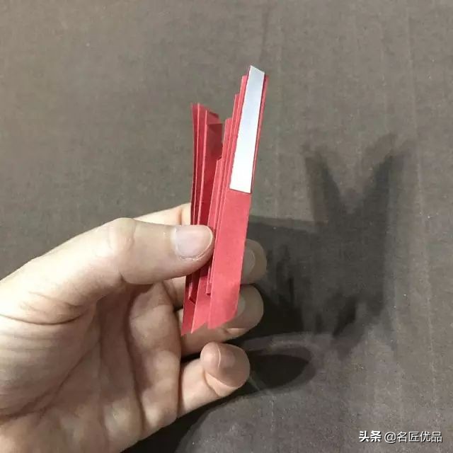 看别人剪新年剪纸很好看,怎么用剪刀来剪新年剪纸