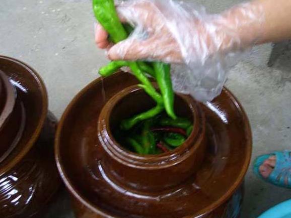 坛子辣椒腌制需要放水吗,不放水的腌制辣椒的方法