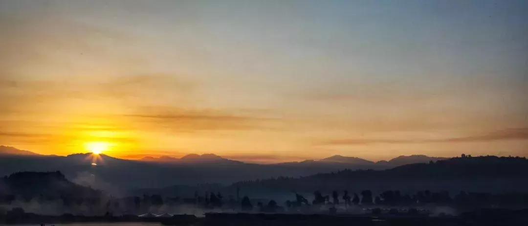 与这台跨界SUV一起，看天空的蓝，看远处的山