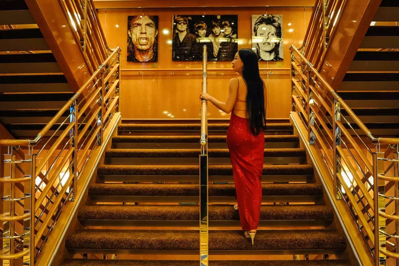 环球蜜月的小两口，免费上了一座价值8亿欧元的邮轮