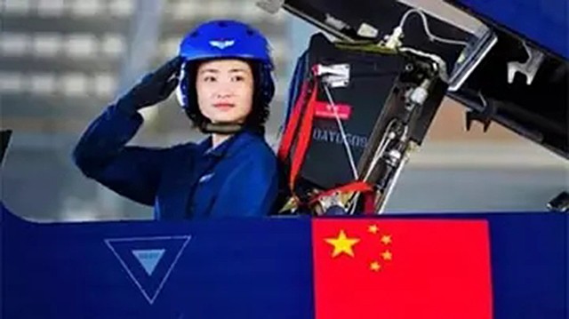 金孔雀余旭的最后一程:36万群众手捧菊花送别,墓前4架飞机模型