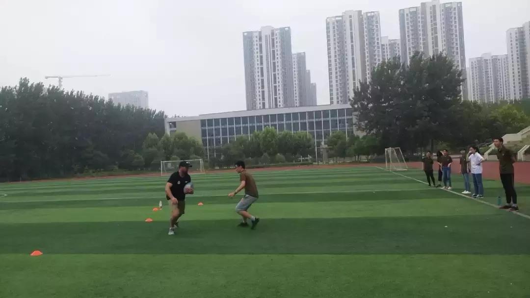 来听塔迪夫校长唱歌——“青春、奋斗、友爱”都在这首歌里了