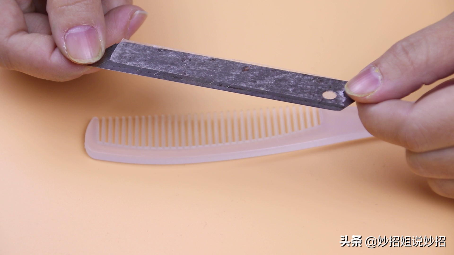 衣服起球不用梳子,衣服起球用刀片和梳子