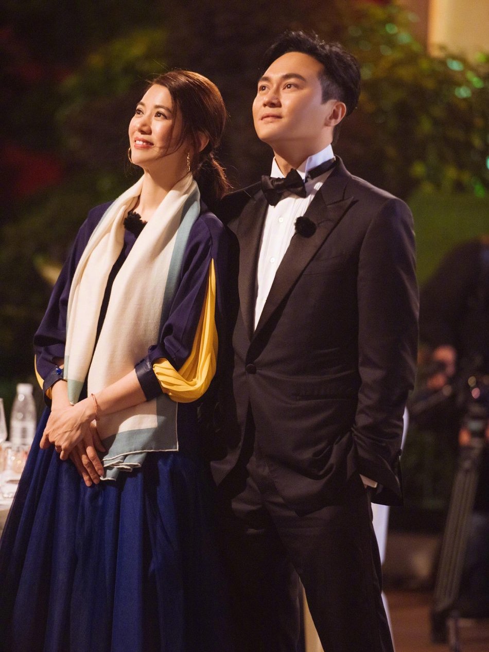 48岁袁咏仪真大胆，穿摩洛哥长裙显气质，意外撞衫baby竟不输？