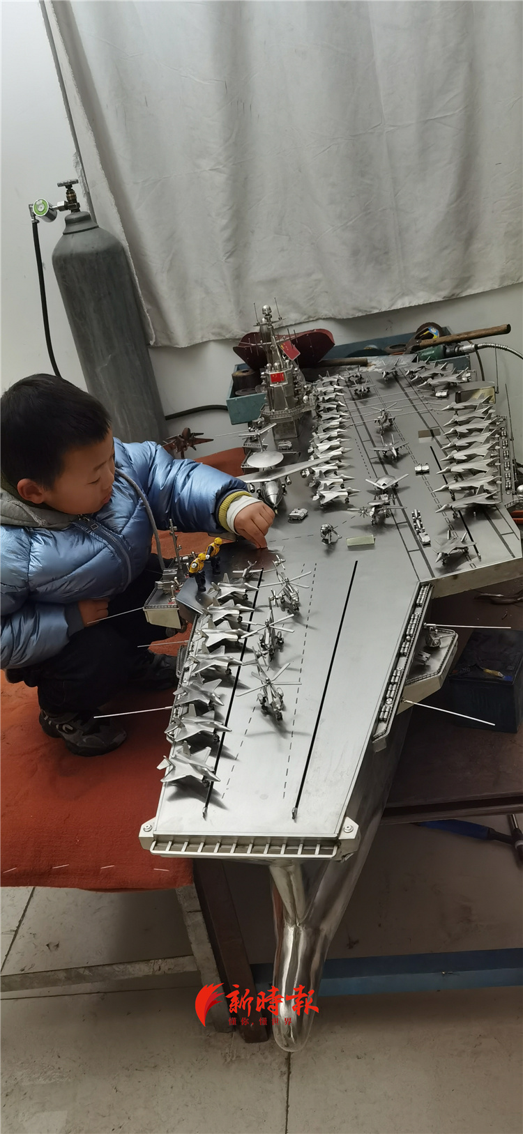 船锚、雷达、飞机都能动!焊接工三年磨一“舰”,为儿子自制独一无二的礼物