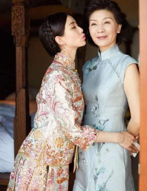 “最美旗袍妈妈”火了,好好保养吧,别到时输给亲家母!