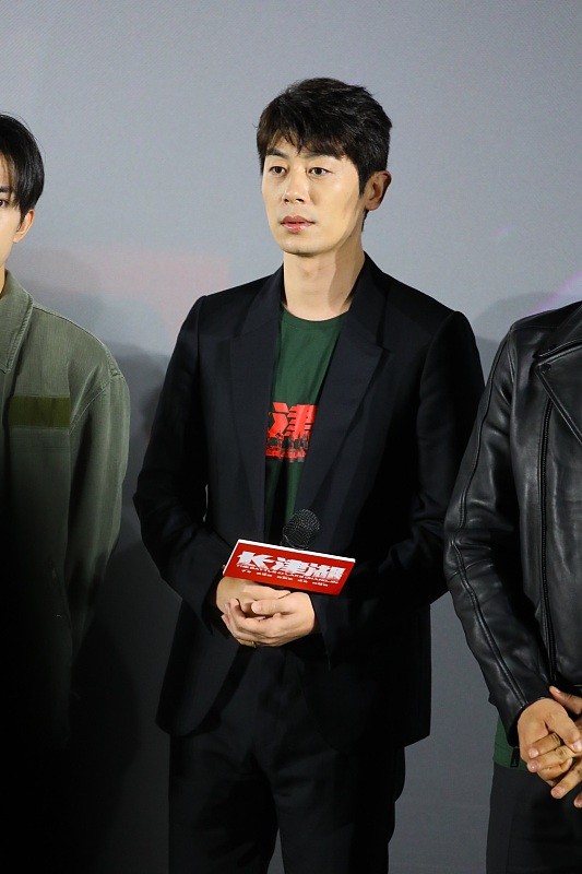 “指导员梅生”穿西装真有型，黑色西装配T恤，休闲随性，超帅