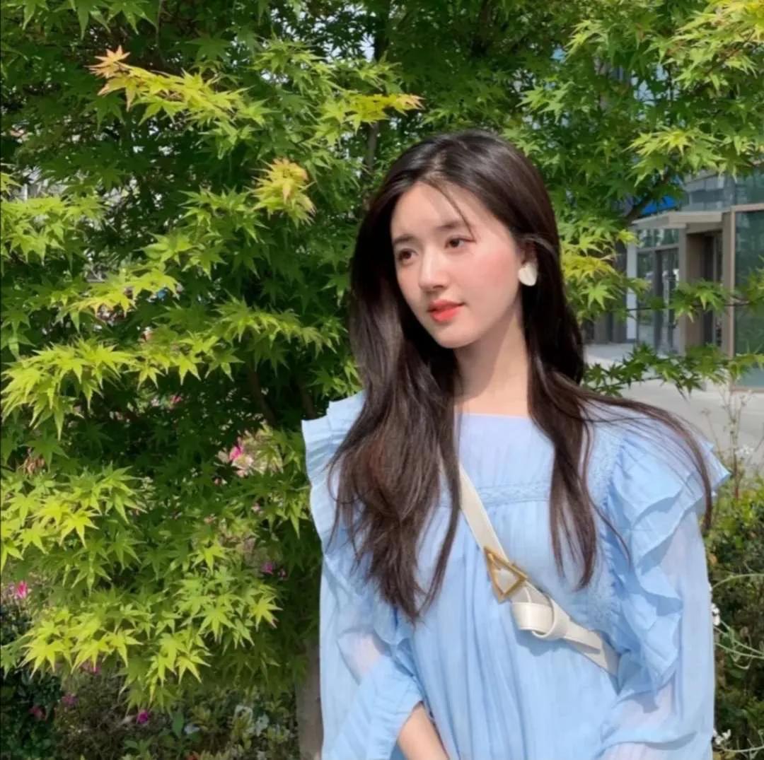 赵露思迪丽热巴闺蜜头像,一半是鞠婧祎一半是赵露思头像