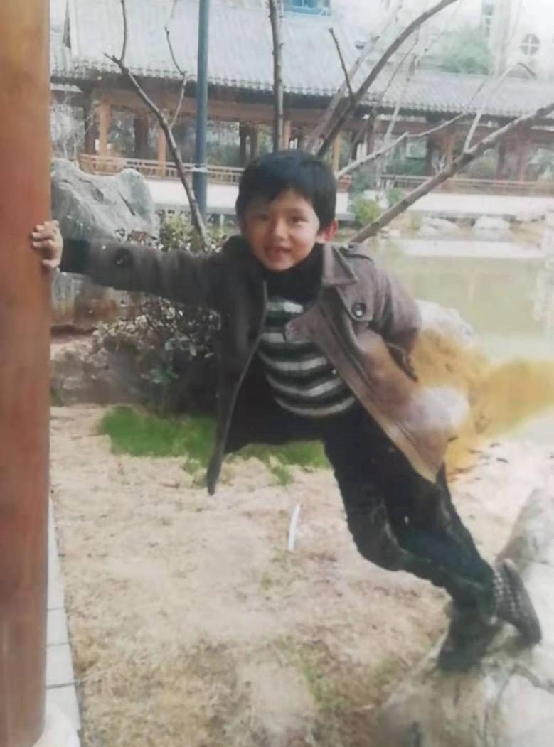 保姆无偿照顾雇主遗孤十余年,雇主夫妇双双重病临终托孤