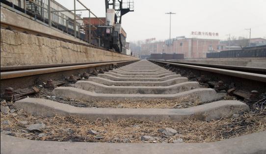 火车遇到铁轨有障碍物怎么办,火车遇到大石头怎么办