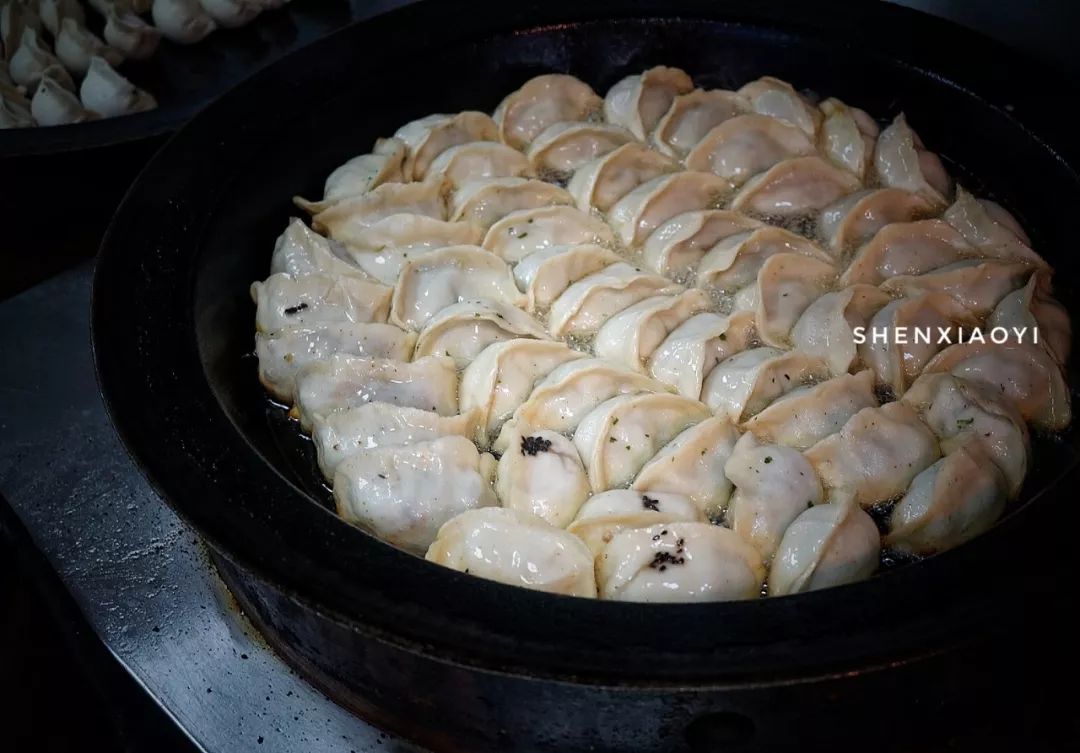 一上午走了1万步，探访5家人气爆棚的小店，不但吃撑还差点被人打