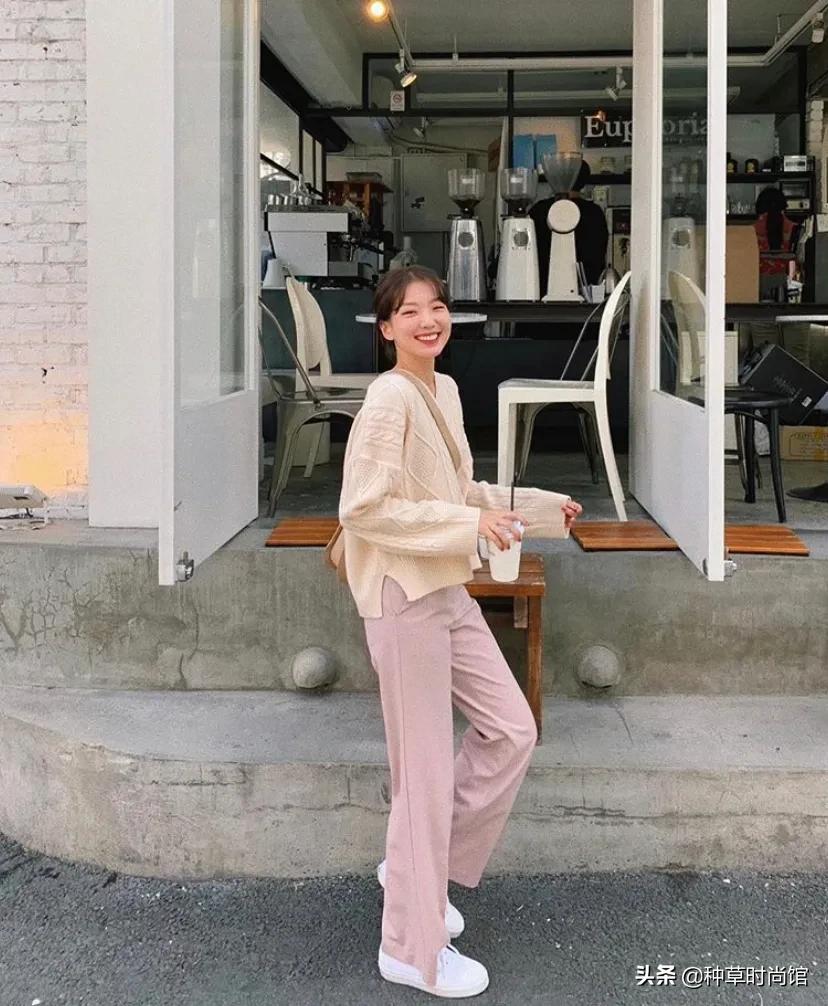 厚毛衣流行这样穿这也太洋气了,现在的毛衣都是短款高个要怎么穿