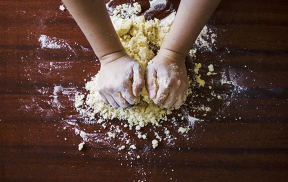 和面不粘手方法,和面不粘手技巧