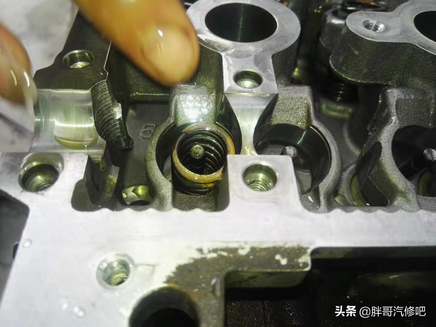 五菱宏光1.2机油少咋回事啊,五菱宏光1.2发动机机油孔在哪里