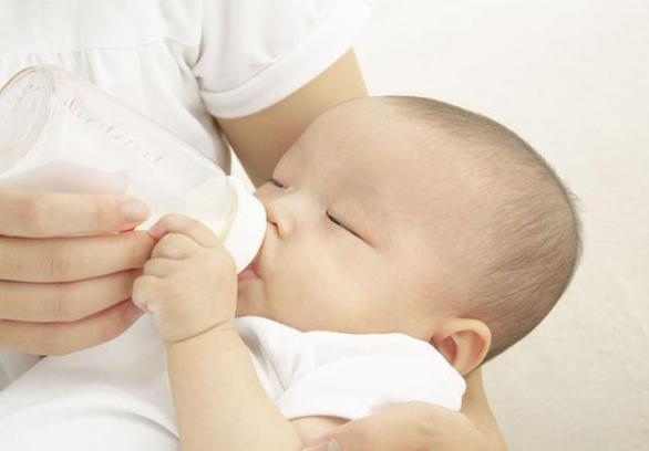 新生儿频繁吐奶的正确处理方式,新生儿吐奶严重是不是过度喂养