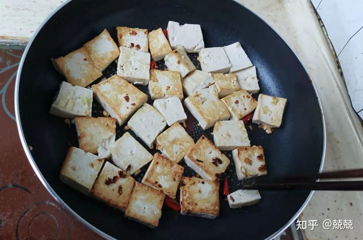 假如厨房只剩下三个鸡蛋,平底锅不粘锅苏泊尔需要开锅吗